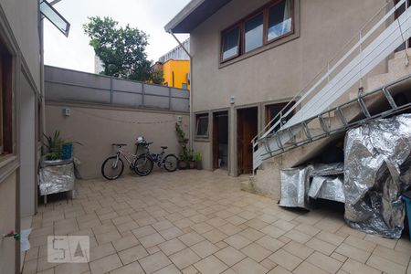 Casa para alugar com 336m², 6 quartos e 3 vagas Casa para alugar com 336m², 6 quartos e 3 vagasQuintal