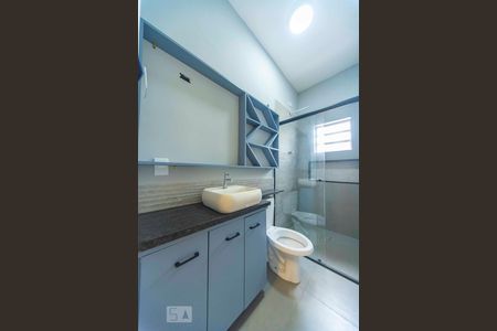 Banheiro  de casa à venda com 2 quartos, 123m² em Vila Helena, Santo André