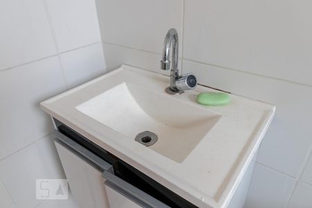 Detalhe do Banheiro do Corredor de apartamento para alugar com 2 quartos, 52m² em Centro, Barueri