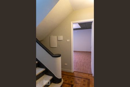 Casa para alugar com 450m², 5 quartos e 5 vagas Casa para alugar com 450m², 5 quartos e 5 vagasEscada