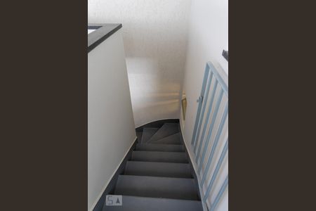 Casa para alugar com 450m², 5 quartos e 5 vagas Casa para alugar com 450m², 5 quartos e 5 vagasEscada