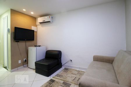 Sala/Quarto de kitnet/studio para alugar com 1 quarto, 25m² em Recreio dos Bandeirantes, Rio de Janeiro