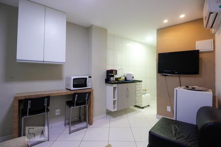 Sala/Quarto de kitnet/studio para alugar com 1 quarto, 25m² em Recreio dos Bandeirantes, Rio de Janeiro