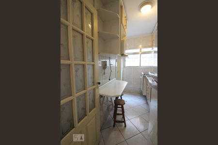 Cozinha de apartamento para alugar com 2 quartos, 60m² em Vila Palmeiras, São Paulo