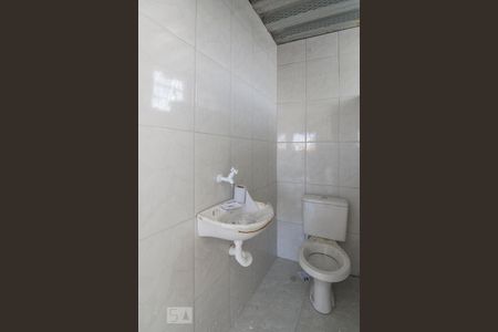 Banheiro de apartamento para alugar com 1 quarto, 16m² em Vila Diva (zona Norte), São Paulo