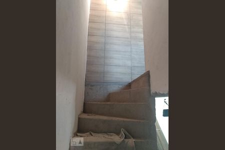 Escada  de casa para alugar com 2 quartos, 90m² em Vila Bela Vista, Santo André