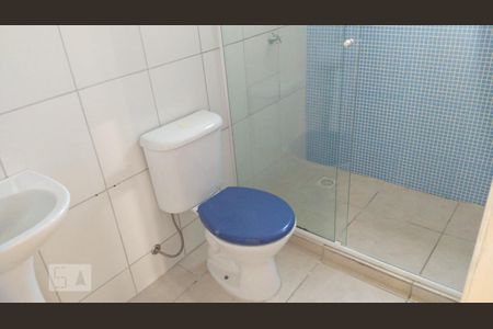 Banheiro de apartamento para alugar com 2 quartos, 52m² em Santa Cândida, Curitiba