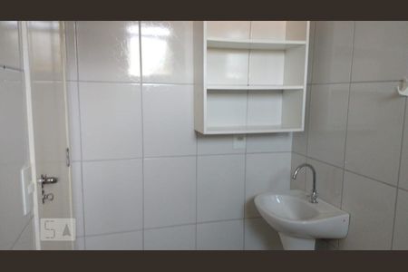 Banheiro de apartamento para alugar com 2 quartos, 52m² em Santa Cândida, Curitiba