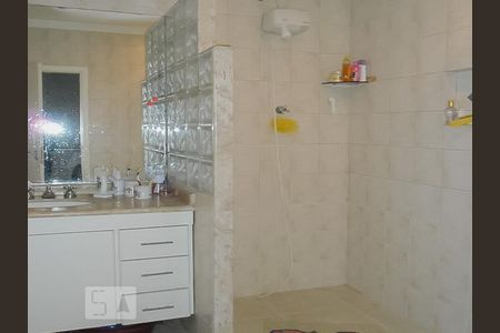 Banheiro de casa à venda com 3 quartos, 242m² em Parque Jaçatuba, Santo André