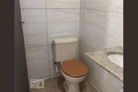 Banheiro  de kitnet/studio para alugar com 1 quarto, 18m² em Fanny, Curitiba