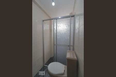 Banheiro  de apartamento para alugar com 1 quarto, 34m² em Centro, Curitiba