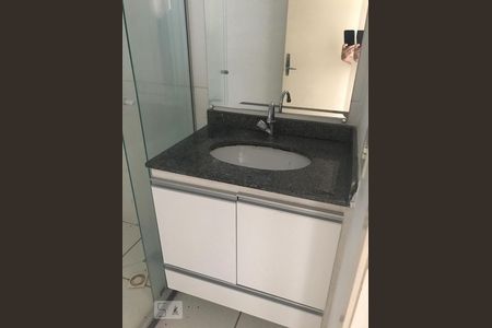 Banheiro de apartamento para alugar com 3 quartos, 63m² em Vila São Luiz, Goiânia