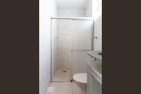 Banheiro de apartamento para alugar com 1 quarto, 44m² em Passo da Areia, Porto Alegre