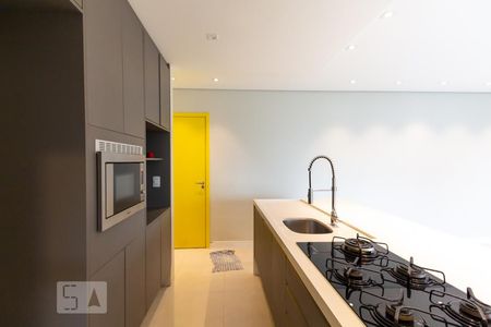 Cozinha de apartamento para alugar com 1 quarto, 73m² em Jardim Fonte do Morumbi, São Paulo
