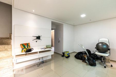 Sala de casa de condomínio para alugar com 2 quartos, 90m² em Jardim Rossin, São Paulo