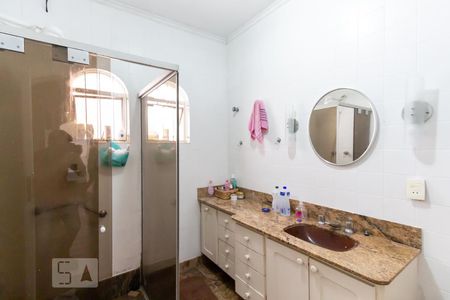 Banheiro de casa para alugar com 8 quartos, 400m² em Jardim Londrina, São Paulo
