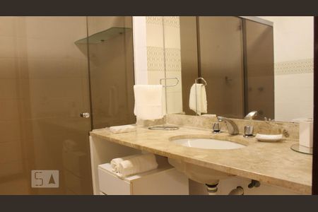Banheiro de apartamento para alugar com 1 quarto, 60m² em Barra da Tijuca, Rio de Janeiro