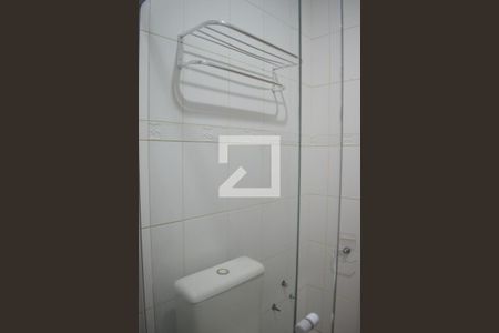 Banheiro de kitnet/studio para alugar com 1 quarto, 42m² em Fazendinha, Curitiba