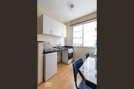 Cozinha de apartamento para alugar com 1 quarto, 30m² em Savassi, Belo Horizonte