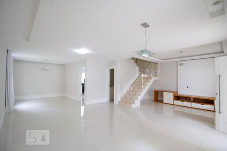 Sala de casa de condomínio para alugar com 4 quartos, 275m² em Barra da Tijuca, Rio de Janeiro