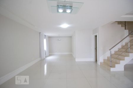 Sala de casa de condomínio para alugar com 4 quartos, 275m² em Barra da Tijuca, Rio de Janeiro