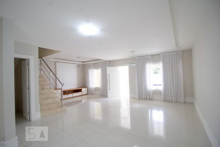 Sala de casa de condomínio para alugar com 4 quartos, 275m² em Barra da Tijuca, Rio de Janeiro