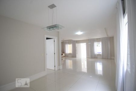 Sala de casa de condomínio para alugar com 4 quartos, 275m² em Barra da Tijuca, Rio de Janeiro