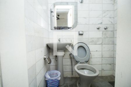 Banheiro de kitnet/studio para alugar com 1 quarto, 27m² em Lourdes, Belo Horizonte