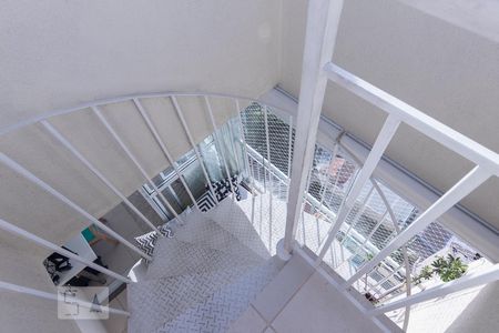 Escada de apartamento à venda com 2 quartos, 115m² em Vila Ipojuca, São Paulo