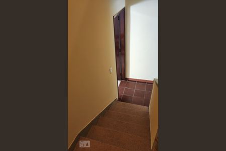 Escada de casa para alugar com 2 quartos, 126m² em Vila Santo Estéfano, São Paulo