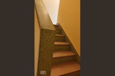 Escada de casa para alugar com 2 quartos, 126m² em Vila Santo Estéfano, São Paulo