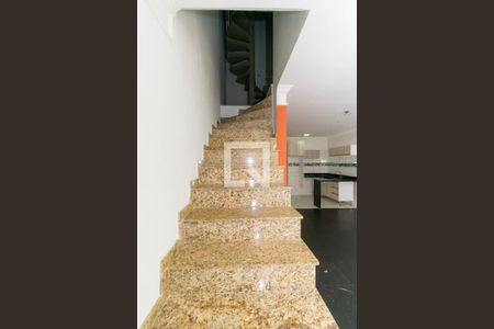 Escada de casa de condomínio para alugar com 2 quartos, 107m² em Vila Invernada, São Paulo