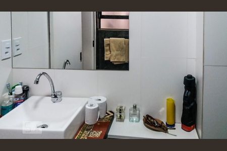 Banheiro de kitnet/studio à venda com 1 quarto, 34m² em Azenha, Porto Alegre