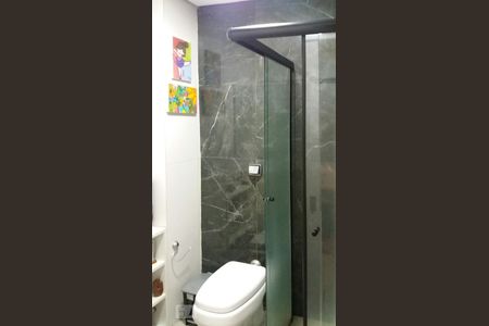 Banheiro de kitnet/studio à venda com 1 quarto, 34m² em Azenha, Porto Alegre