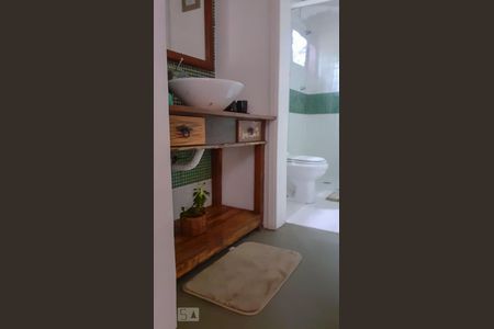 Banheiro de kitnet/studio para alugar com 1 quarto, 94m² em Vila Elvira, São Paulo