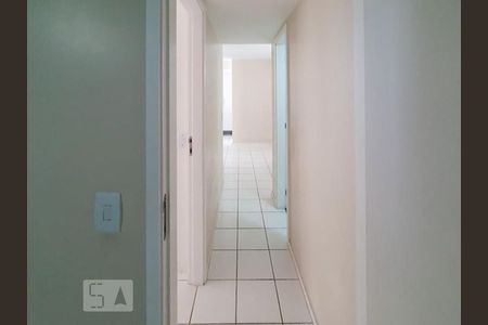 Corredor de apartamento para alugar com 2 quartos, 70m² em Recreio dos Bandeirantes, Rio de Janeiro