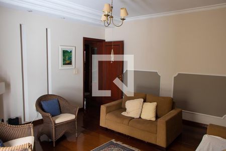 Casa para alugar com 600m², 4 quartos e 6 vagas Casa para alugar com 600m², 4 quartos e 6 vagasSala