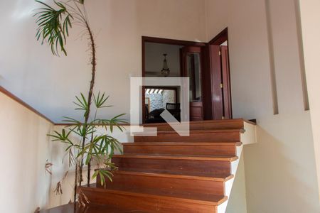 Casa para alugar com 600m², 4 quartos e 6 vagas Casa para alugar com 600m², 4 quartos e 6 vagasEscada