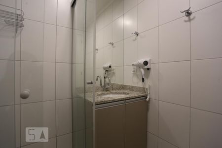 Banheiro de kitnet/studio para alugar com 1 quarto, 20m² em Centro, São Paulo