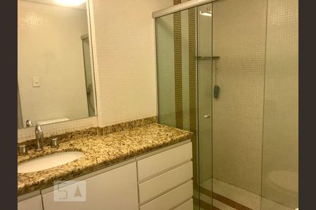 Banheiro de apartamento para alugar com 1 quarto, 95m² em Vila Madalena, São Paulo