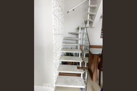 Escada para piso superior de apartamento à venda com 3 quartos, 110m² em Vila Endres, Guarulhos