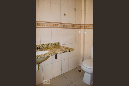 Banheiro 2 de apartamento para alugar com 2 quartos, 75m² em São João, Porto Alegre