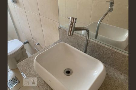 Banheiro de apartamento à venda com 1 quarto, 42m² em Cambuí, Campinas