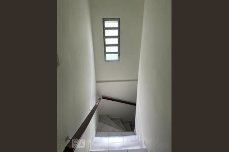 Casa à venda com 229m², 4 quartos e 2 vagas Casa à venda com 229m², 4 quartos e 2 vagasEscada