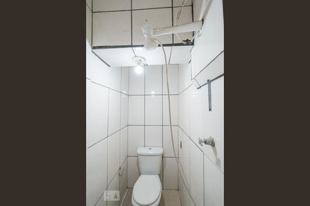 Banheiro de kitnet/studio para alugar com 1 quarto, 28m² em Campo Belo, São Paulo