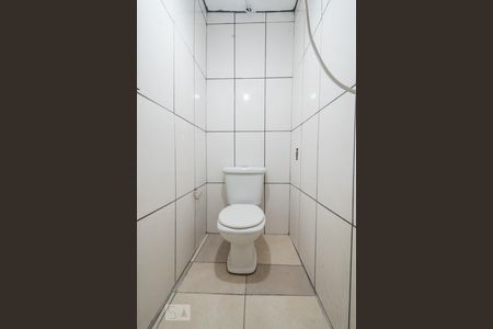 Banheiro de kitnet/studio para alugar com 1 quarto, 28m² em Campo Belo, São Paulo