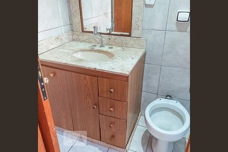 Banheiro de apartamento à venda com 1 quarto, 35m² em Passo da Areia, Porto Alegre