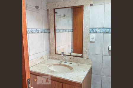 Banheiro de apartamento à venda com 1 quarto, 35m² em Passo da Areia, Porto Alegre