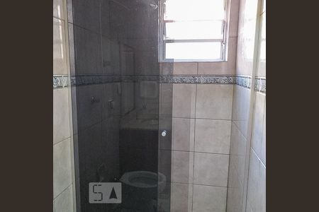 Banheiro de apartamento à venda com 1 quarto, 35m² em Passo da Areia, Porto Alegre