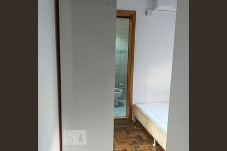 Banheiro de apartamento à venda com 1 quarto, 35m² em Passo da Areia, Porto Alegre